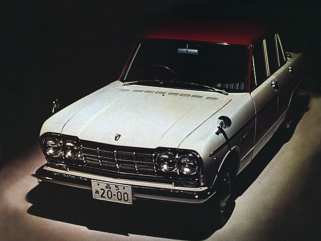 「プリンス・スカイライン2000GT」（1965年）。後に圧縮比を落とし、シングルキャブレターとした「GT-A」が登場したことから、既存の仕様は「GT-B」と呼ばれるようになった。
	 