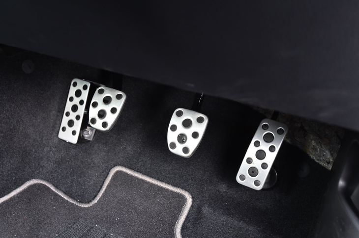 アクセル、ブレーキ、クラッチの各ペダルとフットレストはアルミ製となる。