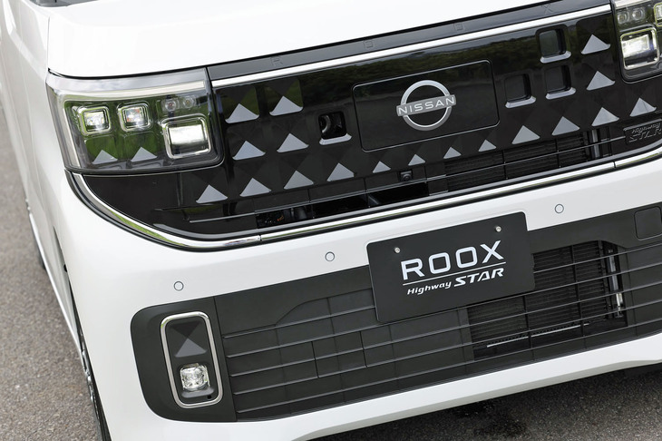 実際の寸法よりもワイドに見えるようサイドにまで回り込んだデザインを採用した新型「ルークス」のフロントフェイス。「ハイウェイスターGターボ」以上のグレードには “かどまる四角”をテーマとする形状の「アダプティブLEDヘッドライトシステム」（写真）が標準装備となる。