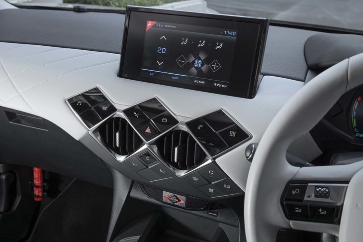 センターコンソールにはインフォテインメントシステム用の7インチのモニターを配置。その操作は、下方のダイヤ形スイッチで行う。