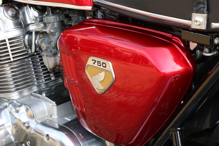 ボディーサイドの「750」と「ホンダウイング」を組み合わせたエンブレムが誇らしげだ。当時、1ドル＝360円の固定相場だったことから、輸出では「スーパーカブ」とともにホンダに莫大（ばくだい）な利益をもたらし、ホンダの四輪事業拡大を陰で支えた。