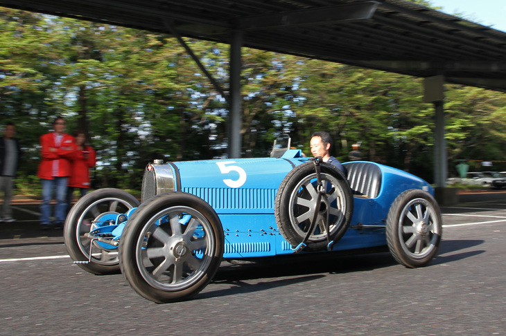 イベントが終了し、大方の参加車両が退場した後に「ブガッティT35T」をけん引して、押しがけならぬ引っ張りがけをしたところ、エンジンは咆哮（ほうこう）を上げた。開催中の雨模様がまるでウソだったかのように晴れ上がった会場内を疾走する。