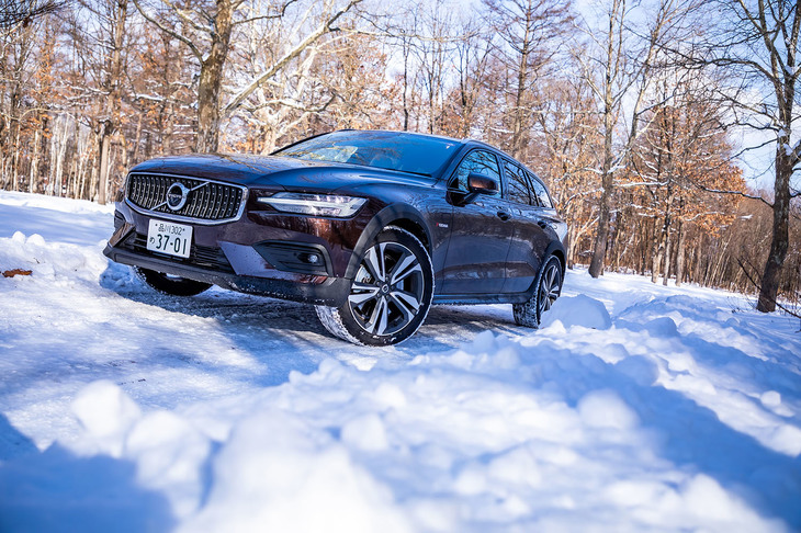 最新の「V60」をベースに開発された「V60クロスカントリー」は、2019年4月17日に日本導入が開始された。