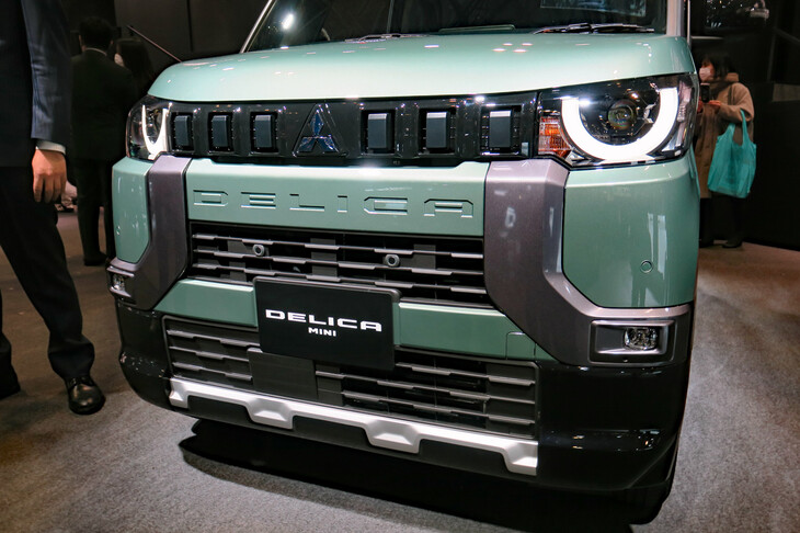 「デリカミニ」のフロントまわり。バンパーには誇らしげに「DELICA」のロゴが添えられている。