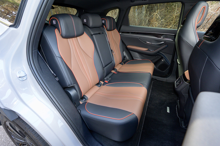 後席はリクライニング機能を装備。ヒーターがないのは寂しいが、開発速度が段違いのBYDゆえ、市場からの声があれば次の改良では搭載されるかもしれない。