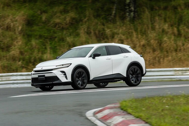 パワートレインはハイブリッドとプラグインハイブリッドの2種類だが、詳細は未公表。エンジニアに聞いたところでは2.4リッターのターボハイブリッドは搭載されないもよう。