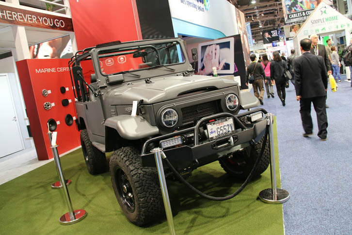 北米のオーディオブランド、ポークオーディオは、同社のサウンドシステムを搭載したクルマを展示。「トヨタ・ランドクルーザーFJ40」は、今もクールなようだ。