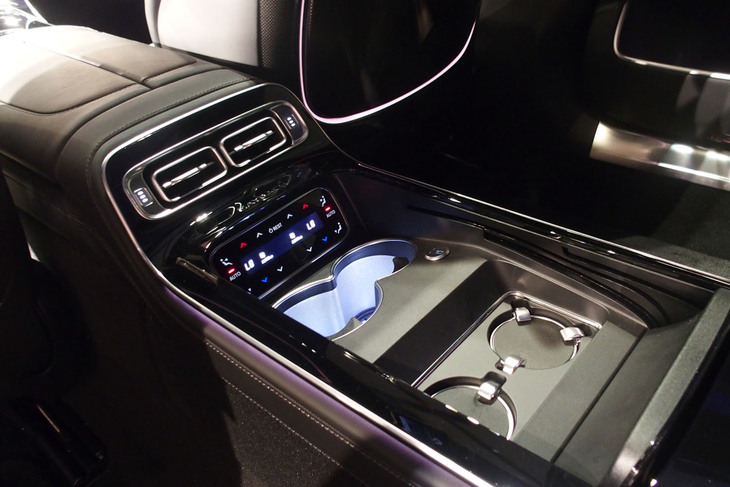 メルセデス・マイバッハSクラス（リアセンターコンソール）