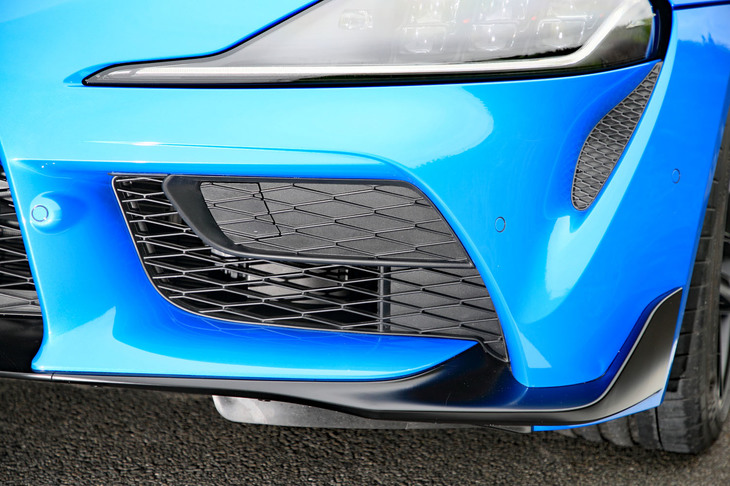 細かいところでは、冷却系のレイアウトが変更されたことから、左ロワグリルの左端が4気筒モデルと同じように閉口された。フロントブレーキキャリパーのロゴと並ぶ、外観における数少ない変更点である。