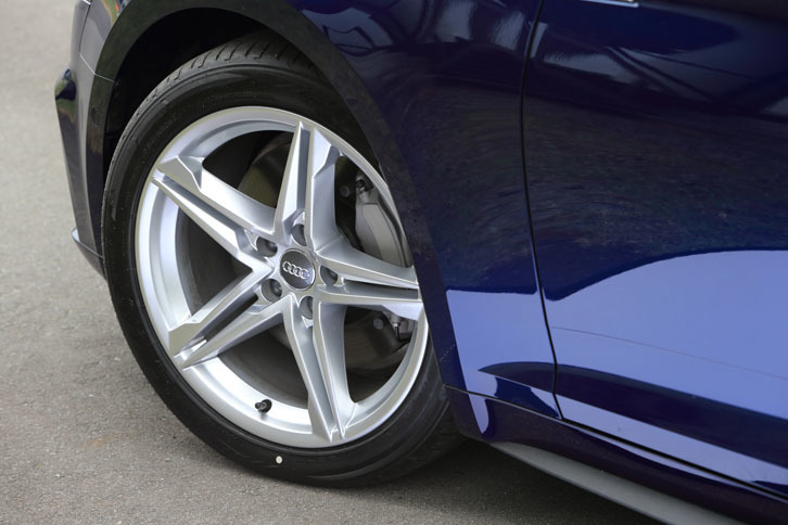 5ツインスポークスターデザインの18インチアルミホイール（オプション）。ブリヂストンの「ポテンザS001」タイヤが組み合わされていた。