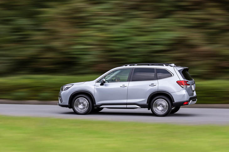 「アドバンス」のJC08モード燃費値は18.6km/リッター。操舵支援機能付きアダプティブクルーズコントロールを擁する「アイサイト・ツーリングアシスト」を標準装備している。