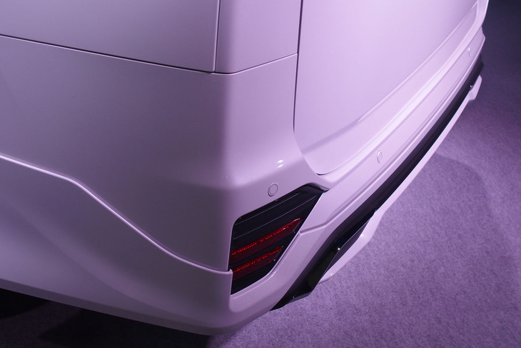 モデリスタのカスタマイズパーツが装着された新型「トヨタ・ヴォクシー」。