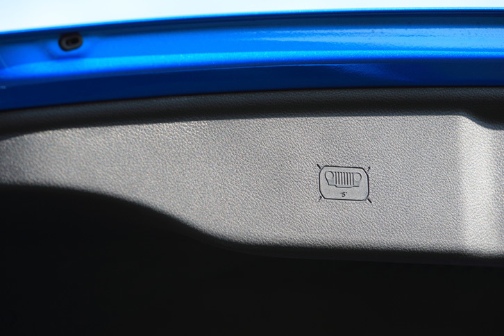 テールゲートの内張りに施されたジープのアイコン。「コンパス」の車体には各所にこうした“隠れジープ”があしらわれている。購入の暁には、ぜひ探してみよう。