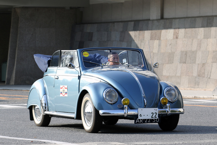 1950年代のいわゆるオーバルウィンドウ時代のモデルと思われる「フォルクスワーゲン・カブリオレ」。リアホイールアーチにスパッツを装着している。