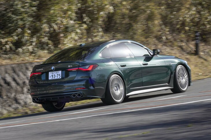 駆動方式は「ALLRAD」＝4WD。BMWのxDriveをベースにしながら、アルピナ専用に後輪優勢の前後駆動力配分としている。