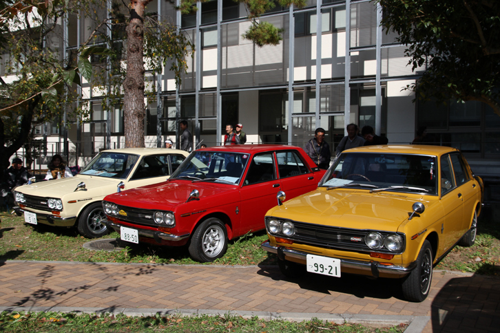 型式名510こと3代目「ダットサン・ブルーバード」。左端は「クーペ1600SSS」で、残る2台はセダンの「1800SSS」。