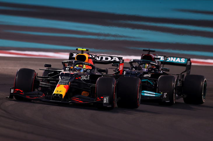 このレースの助演男優賞は、レッドブルのペレス（写真前）で決まりだろう。予選でフェルスタッペンにスリップストリームを使わせ、チームメイトのポール奪取に貢献。レースでは4位からスタートし、すぐに3位に上昇すると、その後はハミルトン（同後ろ）の行く手を阻むなどフェルスタッペンをサポートした。（Photo=Getty Images / Red Bull Content Pool）