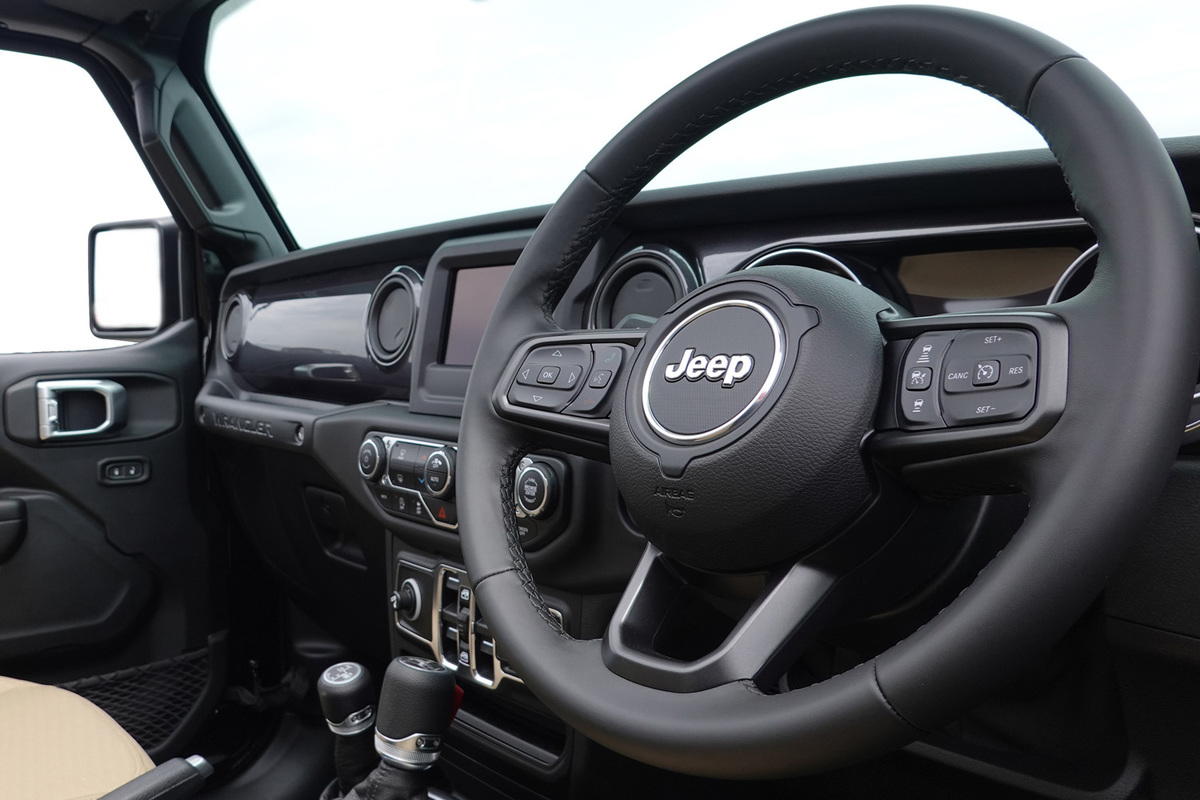 ジープ ラングラー にソフトトップ採用の限定モデル ブラック タン が登場 ニュース Webcg