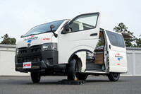 会場に展示されていた、「ハイエース」の「アクトライド」装着車。