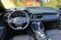 インテリアは基本的にクーペと共通。電動ソフトトップの操作パネルはフロントウィンドウの上部に設けられている。