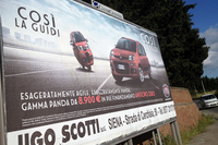 第321回：フェラーリの求人も！　イタリア街角広告にワクワク