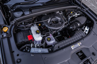 2リッター直4ターボエンジンは最高出力272PS/5250rpm、最大トルク400N・m/3000rpmを発生。8段ATと組み合わされる。「グランドチェロキー」のパワートレインは、全車レギュラーガソリン仕様となる。