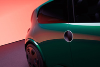 「トゥインゴ レジェンド」のエクステリアでは、円形をモチーフとするドアハンドルや丸みを帯びたシルエットが初代トゥインゴをほうふつさせる。