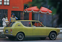 1970年「日産チェリー バン デラックス」。ファッションリーダーを自称し、バンながらサイドストライプやレザートップなどもオプション設定されていた。