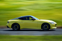 FR車ならではのロングノーズとショートデッキ、キャビンの頭頂部からリアエンドへとなだらかに下るルーフラインと、その姿はS30型こと初代「フェアレディZ」を強く意識したものだ。