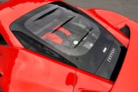 レキサン（樹脂）製のエンジンフードは1987年に登場したスペチアーレ「F40」の要素を取り入れたもの。ガラスよりも圧倒的に軽く、軽量化にも寄与している。