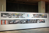 記者会見当日の『朝日新聞』に掲載された、70周年を記念した折り込み広告。総面積3.55平方mは世界最大級のものだ。