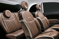 ソファーのような座り心地とアピールされる、ポルトローナ・フラウ社製のブラウンレザーシート。