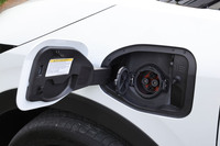 「リーフ」の特徴ともなっていた従来型でフロントノーズにあった充電ポートは、最新モデルでは左右のフロントフェンダーに設置位置が変更された。運転席側が普通充電用、助手席側がCHAdeMO対応の急速充電用となっている。