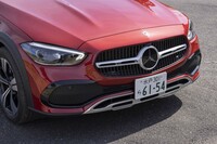 フロントグリルはメルセデスのSUVと同じシングルルーバータイプを採用。バンパー下部にはアンダーガード風の装飾があしらわれる。