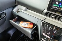 助手席前方の引き出しはティッシュボックスにぴったりのサイズ。さらにこの下にグローブボックスがある。
