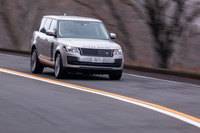 2.6tを超える車重ながら、0-100km/h加速は6.8秒という実力。PHEVであっても、最大渡河水深は他のレンジローバーと変わらない900mmが確保されている。