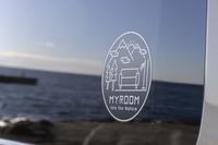 「MYROOM」のステッカーはリアのサイドガラス（左右）とテールゲートの計3枚で1万9600円のディーラーオプション。