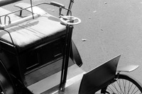 1894年から1902年にかけて量産された「ベンツ・ヴェロ」の操舵装置。床から伸びているのが前軸につながるシャフトで、ドライバーはその頭頂部に備わる取っ手を右に左にと動かすことでシャフトを回し、操舵を行っていた。