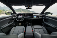 3枚の大型ディスプレイが備わるインストゥルメントパネルまわりの眺めは、既存のアウディ車とは一線を画すものだ。