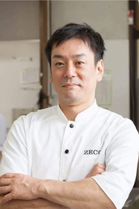 「国東食彩ZECCO」オーナーシェフの中園彰三さん。大分県宇佐市出身。国東に移住して今年で16年目。（撮影＝渡邊康昭）