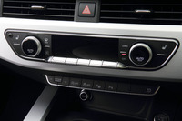 センターコンソールのスイッチ類。エアコンスイッチの下に、走行モードや運転支援システムの選択ボタンが並ぶ。