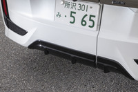 リアバンパー下部にはディフューザーを装着。これらの専用パーツにより、“実効力のある”エアロダイナミクスが追求されている。