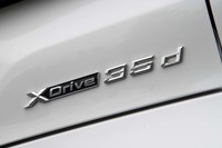 ローンチ時のパワーユニットは3リッター直6ディーゼルターボエンジンのみの設定。グレードは標準の「xDrive35dスタンダード」と装備充実の「xDrive35d Mスポーツ」（テスト車）の2種類。