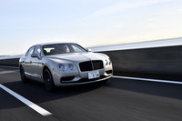 4WDシステムの通常時の駆動力配分は前40：後ろ60。これが路面状況に応じて15：85から65：35までの間で変わる。