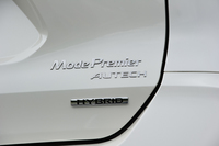 テールゲートに装着された「AUTECH Mode Premier」のロゴ。