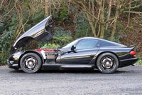 エンジン撮影のためにご開帳中の「バイパー」。カウルの開き方だけは、いっぱしのスーパーカーである。