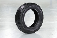 「オブザーブ ギズ3」は、従来型の「ギズ2」よりもアイスブレーキ性能が22％アップし、そのアイスブレーキの効きが長持ちすると、特徴がアナウンスされる。デザインについては、ギズ2譲りとなる左右非対称のトレッドパターンが目を引く。