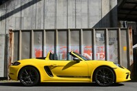 鮮やかなボディーカラーは「レーシングイエロー」。車体の側面には「718 Boxter T」のデカールが貼られている。