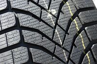 既存のオールシーズンタイヤ「オールシーズンマックスAS1」より“ウインター寄り”の性能バランスとなっている「シンクロウェザー」。実際、サイプの量は通常のオールシーズンタイヤより多いとのことだ。