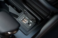 シフトセレクターの前方に2基のUSBタイプAポートが、コンソールボックス内には2基のUSBタイプCポートが用意されている。